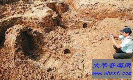 千年女尸复活走出古墓